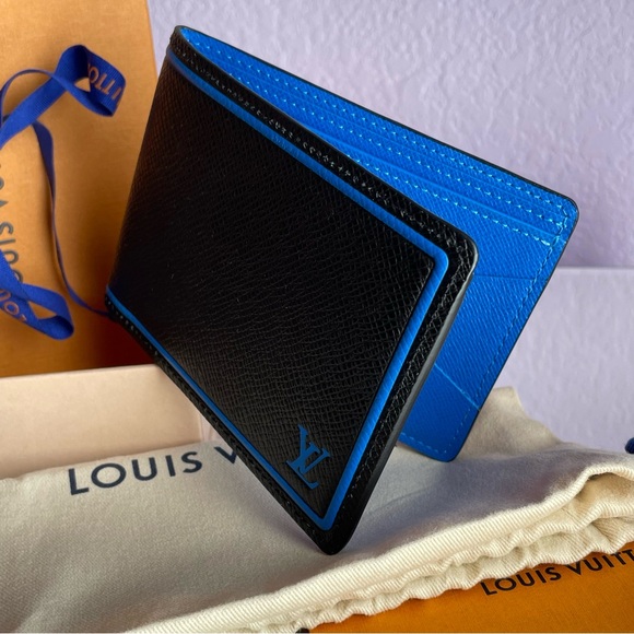 GORGEOUS Louis Vuitton 2018 Taiga Bifold Wallet in Like New Condition - Picture 9 of 9
